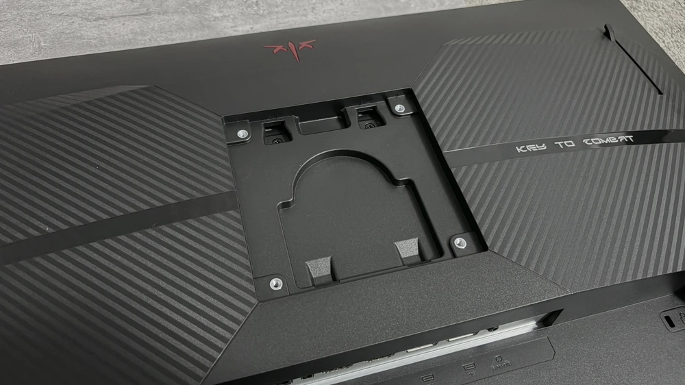 KTC 27M1 Proの背面のスタンド取付部とVESA穴